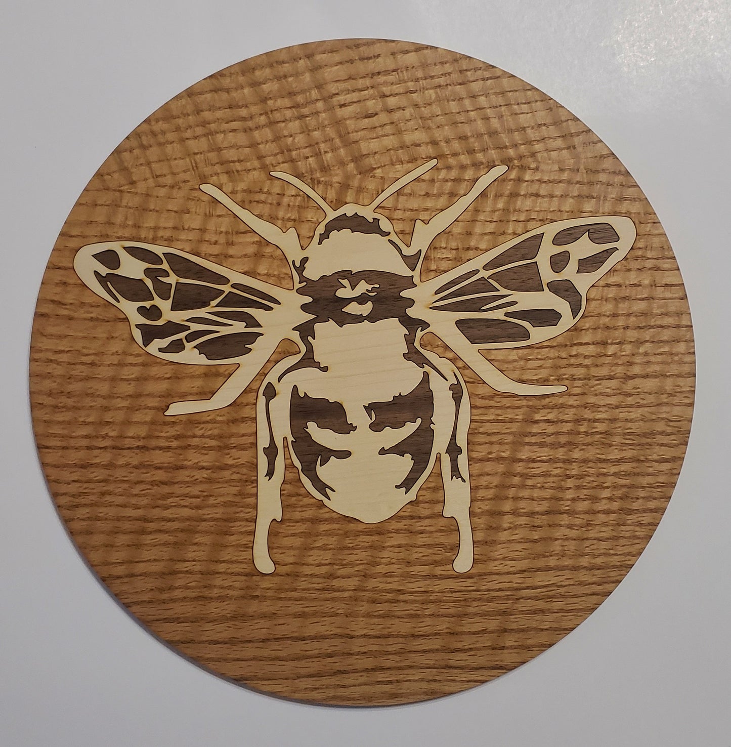 Accent Plate with Bee inlay with Oak background